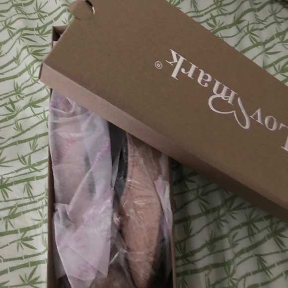 Rose Gold Key Flats- Still in the box - Picture 2 of 3